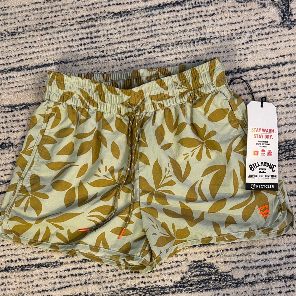 Billabong Women's Green Leaf Pattern Shorts